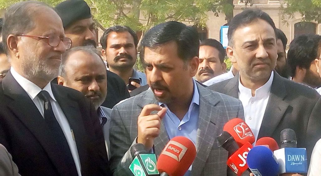 پاکستان جیسے ایٹمی ملک کے سب سے بڑے شہر میں کچرا اٹھانے والا کوئی نہیں۔مصطفیٰ کمال