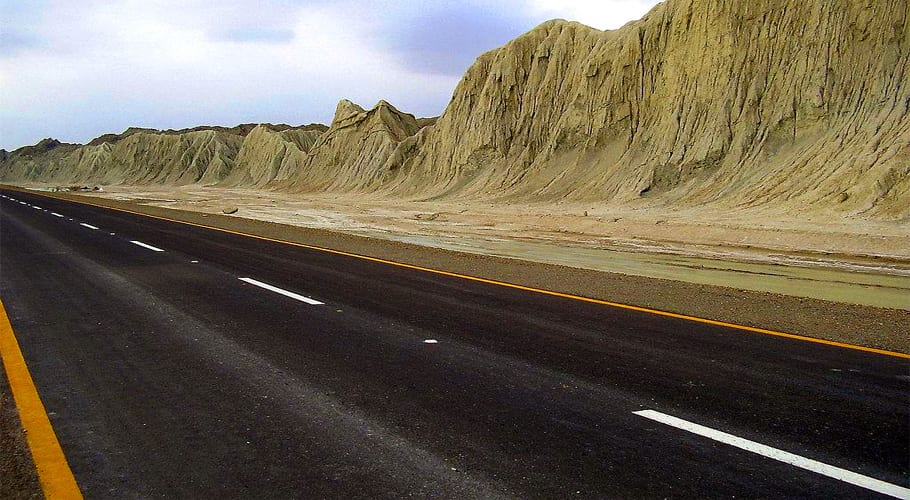 کوسٹل ہائی وے مکران: مسافر بس حادثے کے نتیجے میں 9 افراد جاں بحق، 11 زخمی