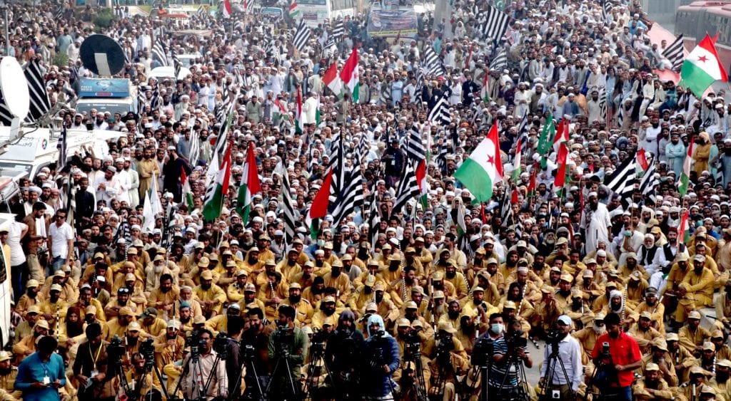 آزادی مارچ: اسلام آباد میں پولیس اہلکار کی گلے پر بلیڈ چلا کر خودکشی کی کوشش