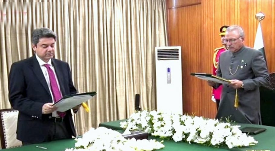 اسلام آباد: بیرسٹر فروغ نسیم نے ایک بار پھر وزیر قانون کے عہدے کا حلف اٹھا لیا