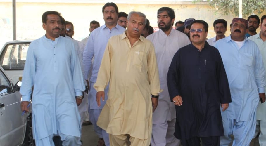 کچی آبادیوں میں قائم غیر قانونی کثیر المنزلہ عمارتوں کو نوٹسزدے رہے ہیں۔غلام مرتضیٰ بلوچ
