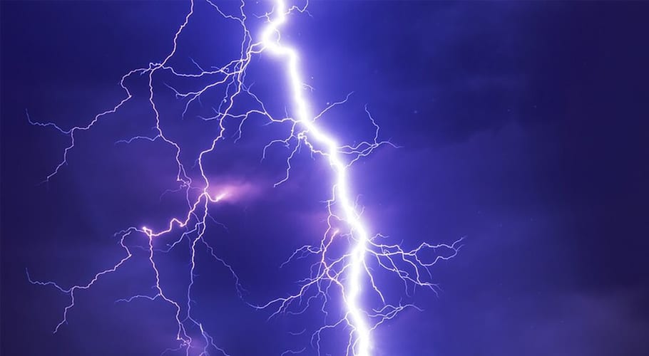 بھارت میں درخت کے نیچے کھڑے 4 افراد آسمانی بجلی گرنے سے جھلس گئے