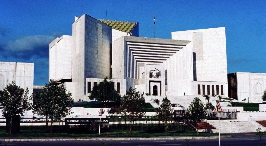 عدالت نے آرمی چیف مدت توسیع کے خلاف درخواست پر فیصلہ دوپہر تک محفوظ کر لیا