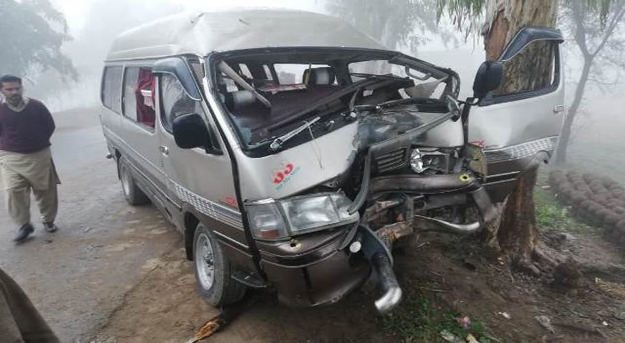 دھند کا راج: نارووال میں بس درخت سے ٹکرانے کے باعث 8 افراد زخمی ہو گئے