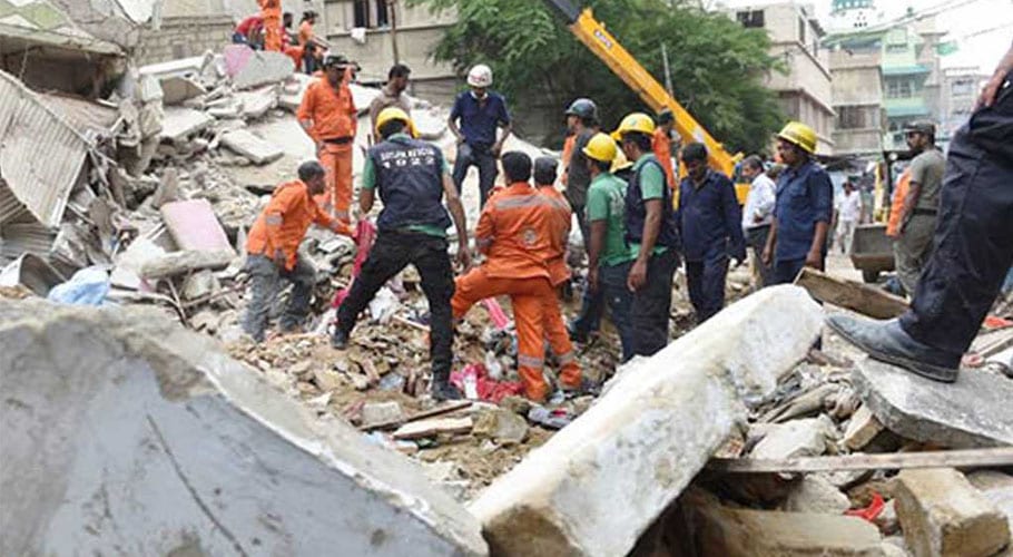 کراچی کے علاقے رنچھوڑ لائن میں 6 منزلہ رہائشی عمارت گرنے کے باعث خوف و ہراس