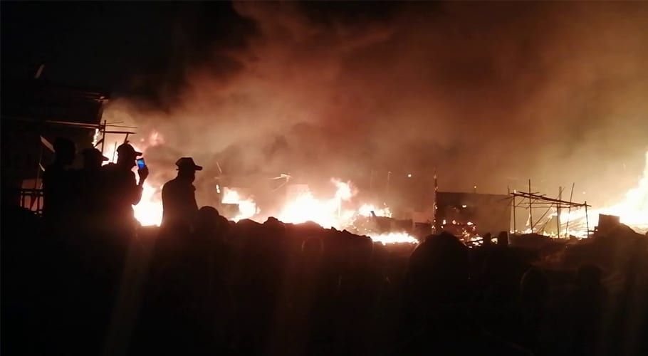 کراچی فش ہاربر پرآگ لگنے کے باعث 9 لانچیں جل گئیں، کروڑوں کا نقصان