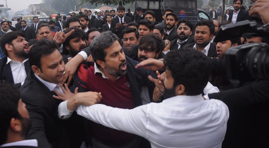 پی آئی سی واقعہ: ڈاکٹرز اور پولیس کی مدعیت میں وکلاء کے خلاف مقدمات درج