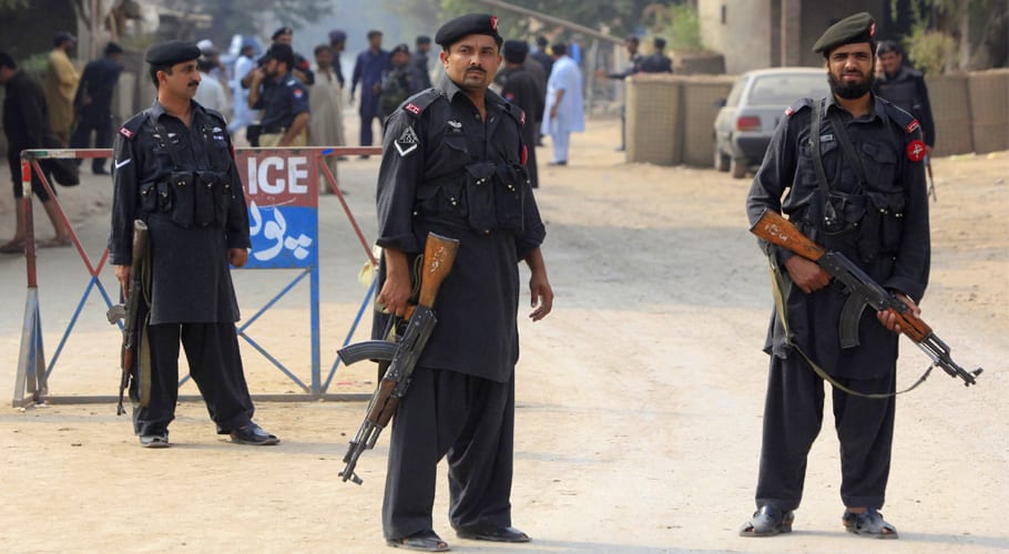 سیاسی رہنماؤں نے بچے سے زیادتی کے مرکزی ملزم کو پولیس کے حوالے کردیا