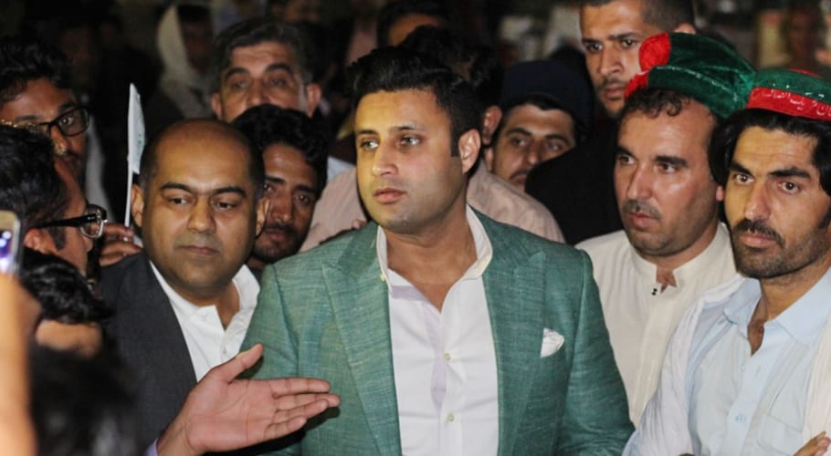 سابق معاونِ خصوصی زلفی بخاری متحدہ عرب امارات سے وطن واپس پہنچ گئے