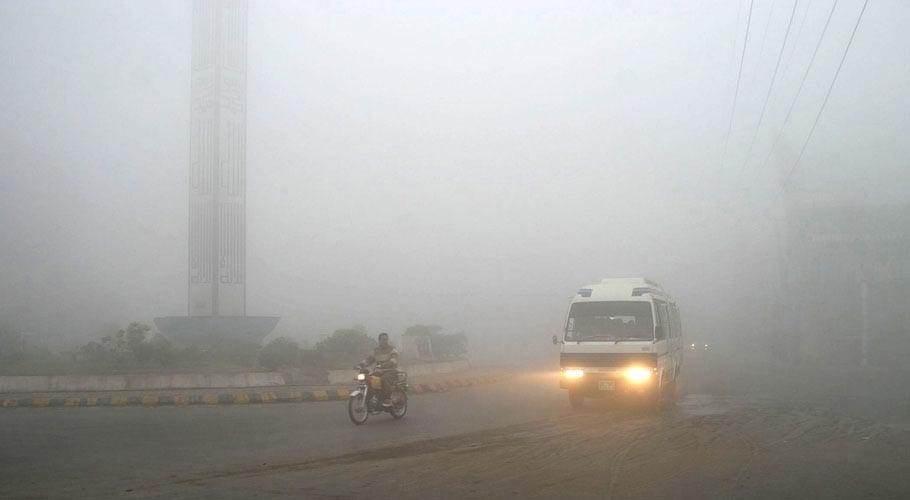 صوبہ پنجاب کے متعدد علاقوں میں دھند کا راج: ٹریفک کی روانی متاثر