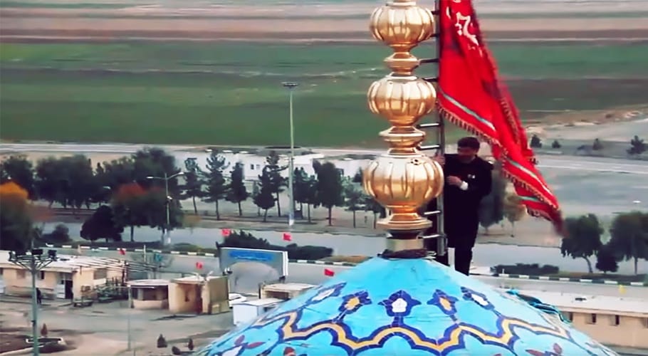 ایران نے قم کی مسجد پر سرخ جھنڈا لہرا دیا، جنگ کے خدشات سراٹھانے لگے