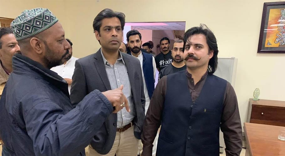 کراچی میں تحریکِ انصاف کے اراکینِ اسمبلی کا لیاقت لائبریری کا دورہ