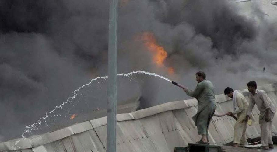 کراچی کے 2 مقامات پر خوفناک آتشزدگی کے واقعات میں 2 افراد زخمی ہو گئے