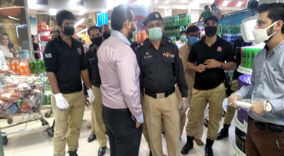 پولیس کا امتیاز سپر اسٹور پر چھاپہ، ذخیرہ کئے گئے ماسک اور سینیٹائزر برآمد