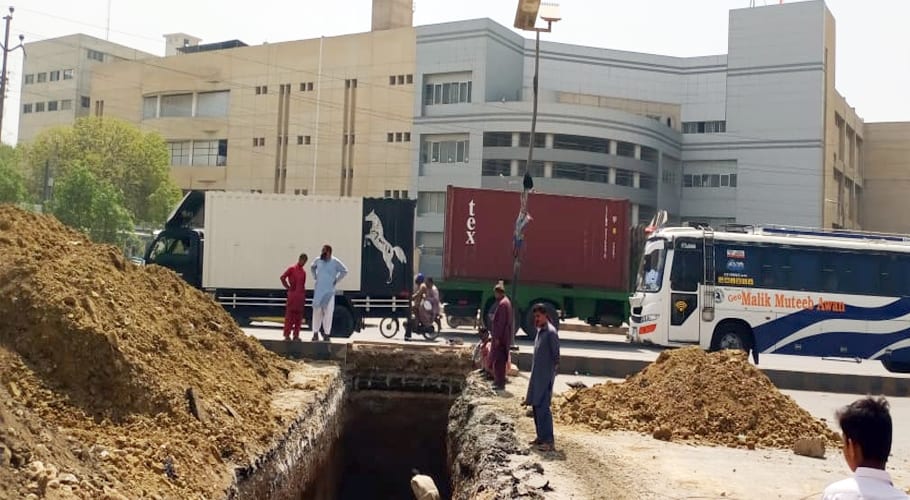 کراچی: لکی ٹیکسٹائل مل کی من مانیا‘ مین نیشنل ہائی وے کی غیرقانونی کھدائی شروع کردی