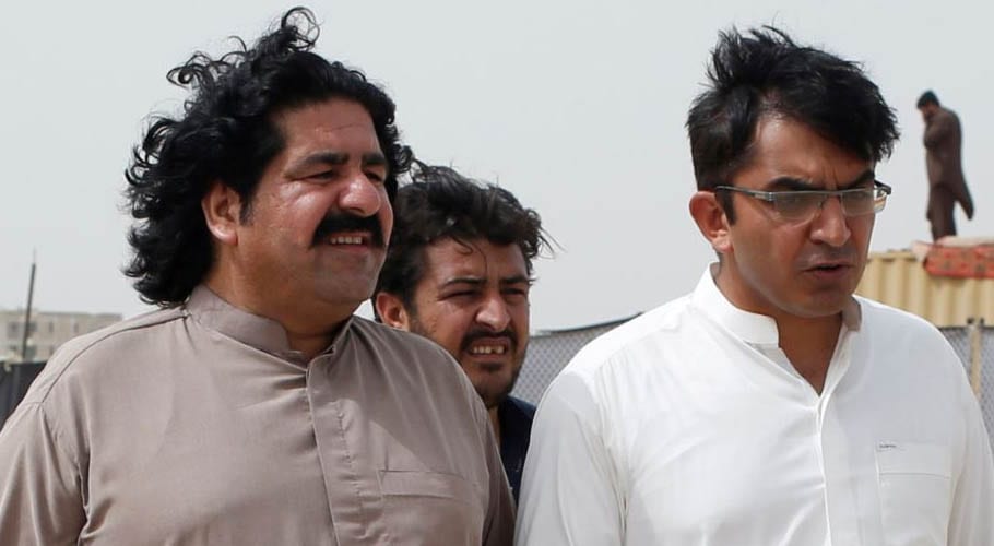 محسن داوڑ اور علی وزیر ملک سے باہر جانے کی درخواست دیں، غور کریں گے۔حکومت