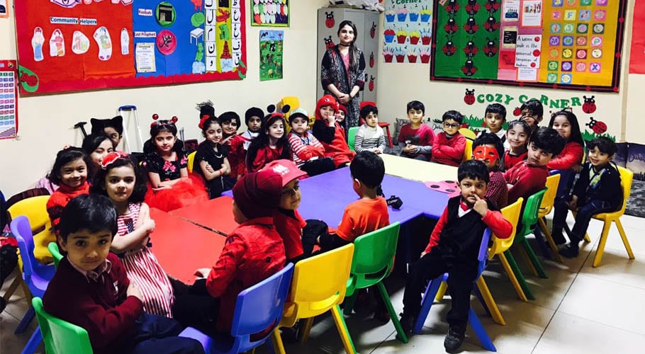 نجی اسکولوں پر مخصوص دکان سے تعلیمی سامان خریدنے کی شرط نہ رکھنے کی پابندی