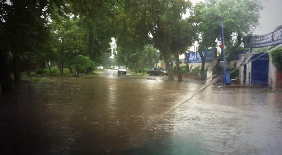 شدید بارش سے 200 فیڈرز ٹرپ کر گئے: لاہور کے مختلف علاقوں پر تاریکی چھا گئی