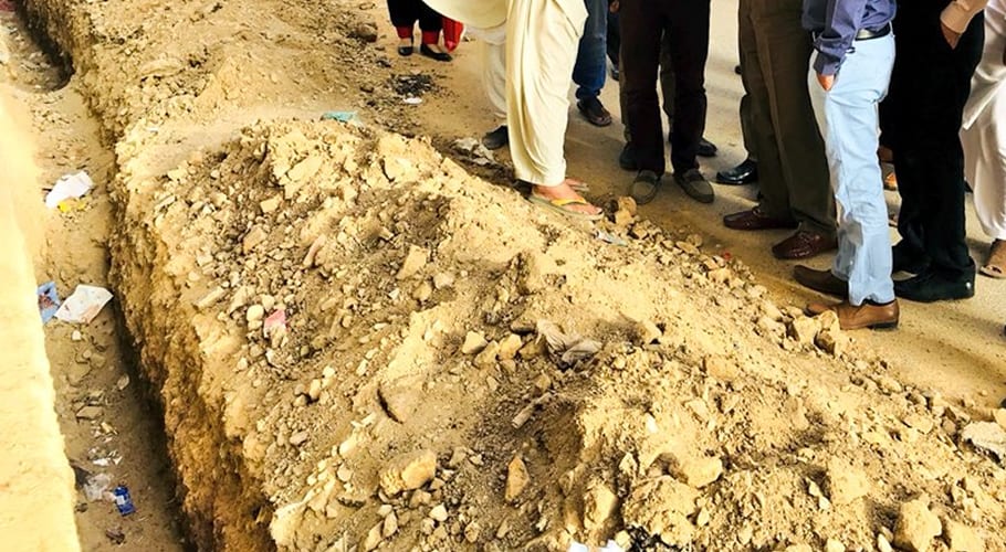 کراچی: دفاتر اور دکانیں بند‘روڈ کٹنگ مافیا نے شہر کی سڑکیں ادھیڑنا شروع کردیں
