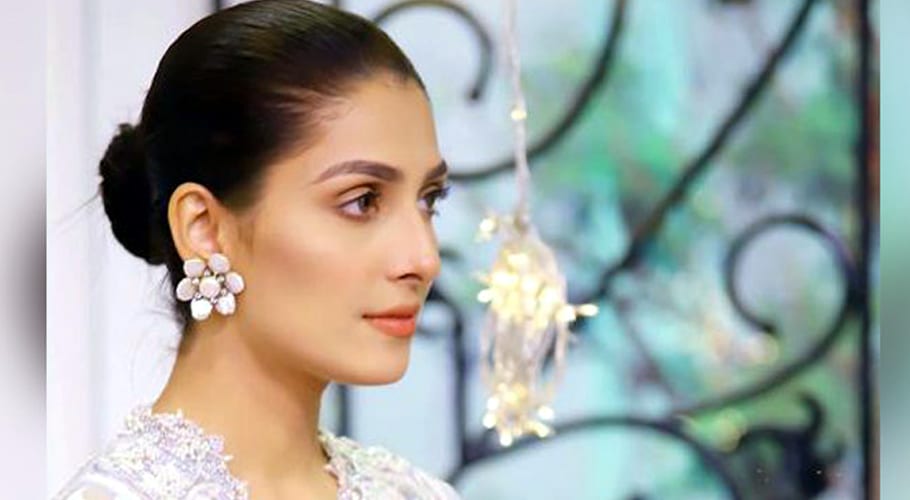 عائزہ خان کا لوگوں کولباس سے میچنگ ماسک استعمال کرنے کا مشورہ