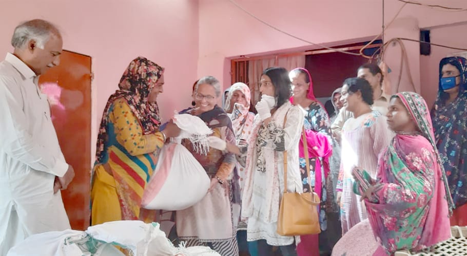 Edhi Welfare Foundation grants food to the eunuchs