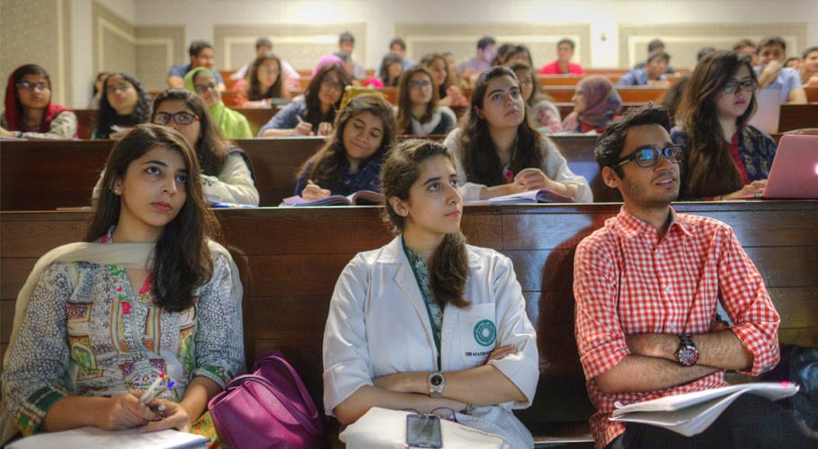 پاکستان کے 75 فیصد طلباء تعلیمی ادارے کھلنے کے بعد آن لائن تعلیم کے مخالف نکلے