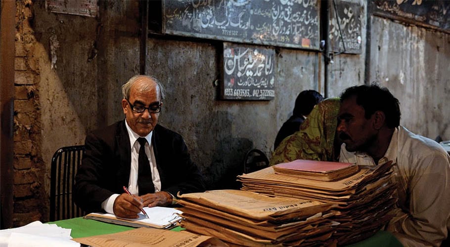 مقدمات بھگتنے والے 64 فیصد پاکستانی خود عدالت نہیں گئے۔گیلپ سروے