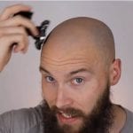 کراچی میں کورونا وائرس سے بچاؤ کیلئے سر منڈوانا فیشن بن گیا