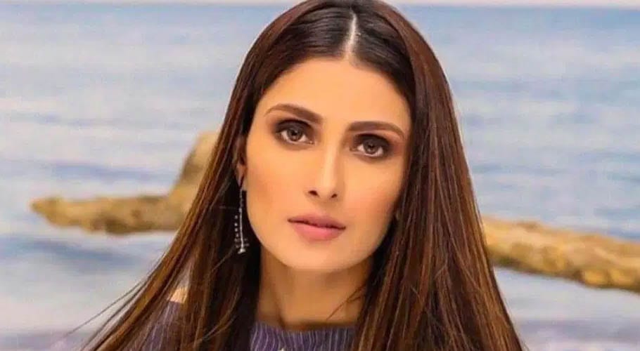 اداکارہ عائزہ خان کی مداحوں کو اپنا نیا ڈرامہ ”تھوڑا سا حق“ دیکھنے کی دعوت