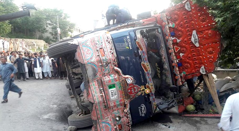 بجری سے لد ا ٹرک کار پر اُلٹ گیا، 4افراد جاں بحق 2زخمی