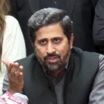 بیگم صفدر اعوان، بشیر میمن کے کندھے پر رکھ کر بندوق چلا رہی ہیں، فیاض الحسن چوہان