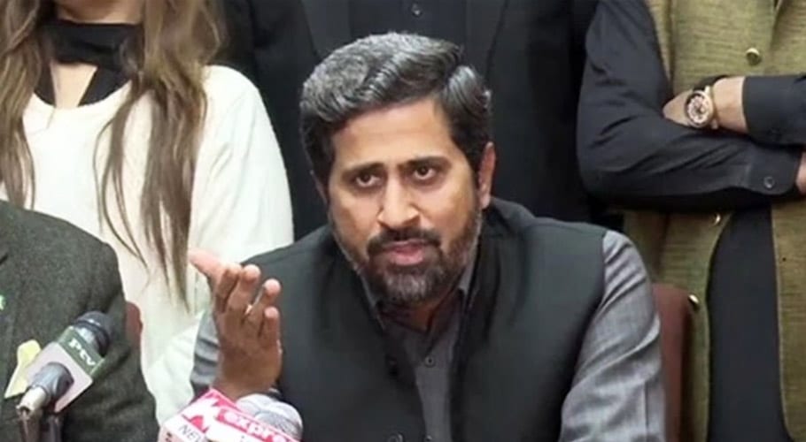 بیگم صفدر اعوان، بشیر میمن کے کندھے پر رکھ کر بندوق چلا رہی ہیں، فیاض الحسن چوہان