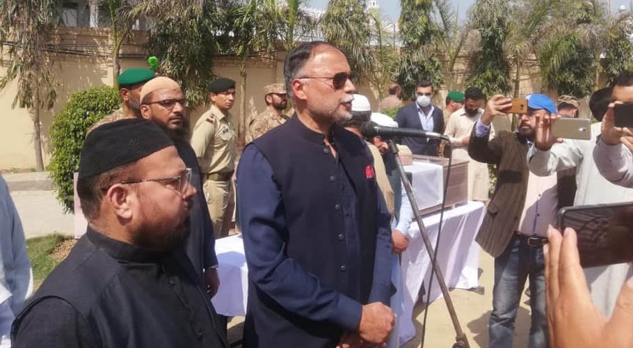 احسن اقبال تحریکِ انصاف کے میڈیا سیل پر برہم، حکومت کو منحوس قرار دے دیا