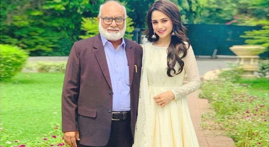 پاکستانی گلوکارہ آئمہ بیگ کی والد کے ہمراہ لی گئی تصویر سوشل میڈیا پر وائرل ہو گئی