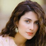 عائزہ خان نے بچپن کی خوبصورت تصویر سوشل میڈیا پرشیئر کردی