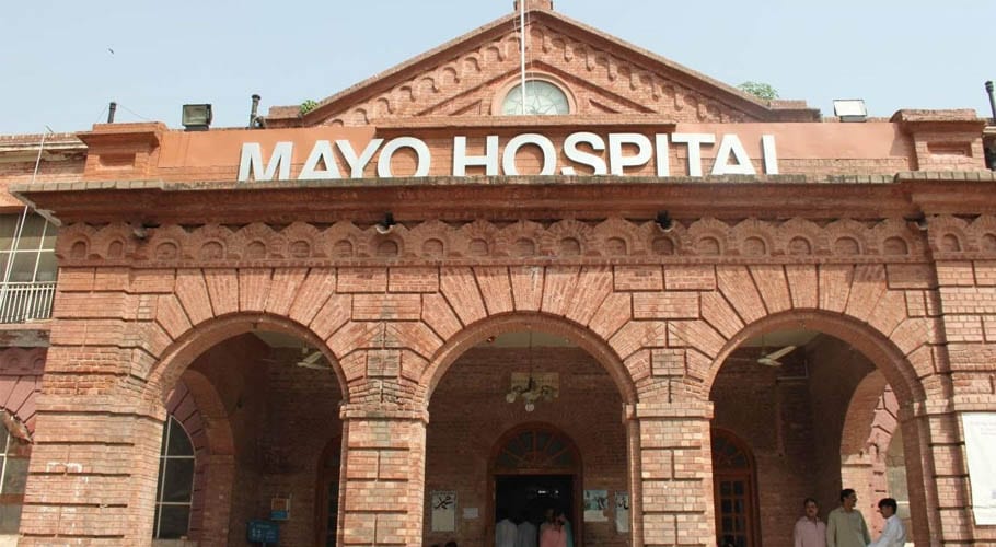 لاہور کے میو ہسپتال میں خاتون کا انتقال، انتظامیہ کا 5 لاکھ نہ دینے پر میت دینے سے انکار