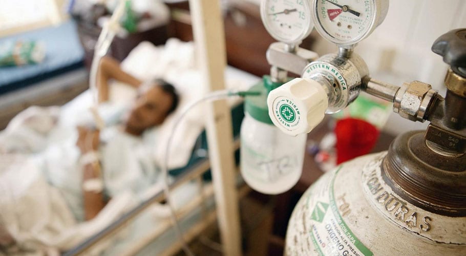 کورونا کیسز میں اضافہ، آکسیجن سلنڈرز کی قیمتیں 3 گنا بڑھ گئیں