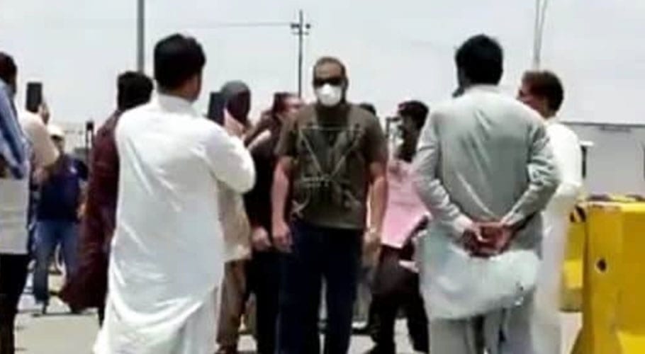 بحریہ ٹاؤن کے مین گیٹ کے سامنے الاٹیز کا مطالبات کے حق میں مظاہرہ