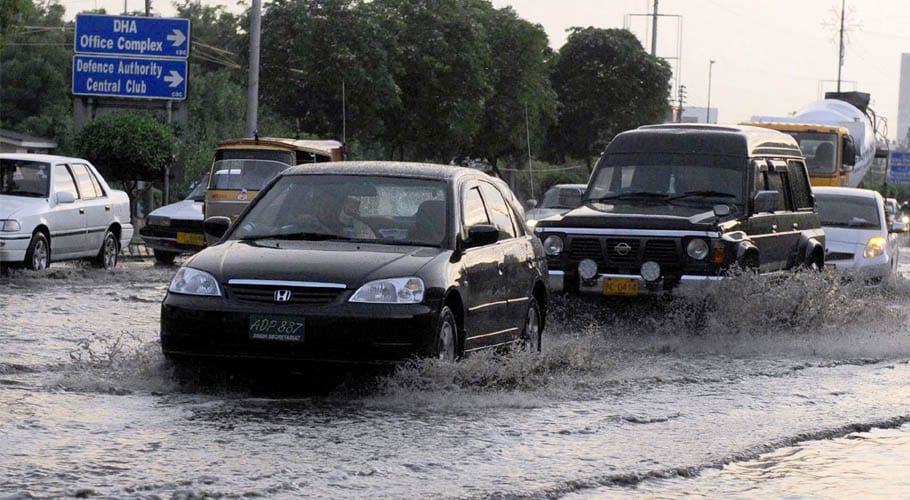 کراچی میں بارش کے باعث جگہ جگہ پانی کھڑا ہوگیا، سڑکیں تالاب کا منظر پیش کرنے لگیں
