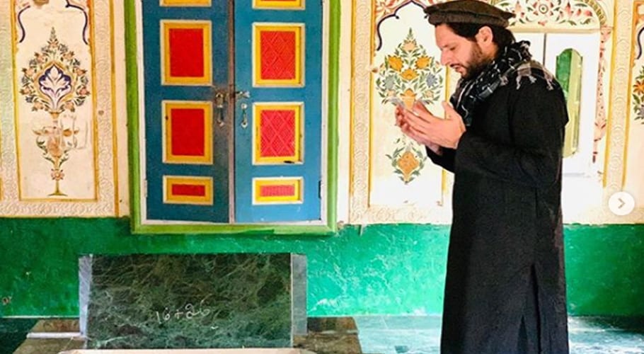 شاہد آفریدی کی دادا کی قبر پر فاتحہ خوانی، تصویر سوشل میڈیا پر جاری
