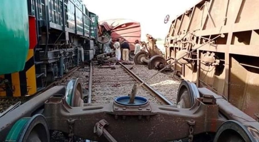 خان پور، شالیمار ایکسپریس اور مال گاڑی میں تصادم،دونوں ٹریک بند
