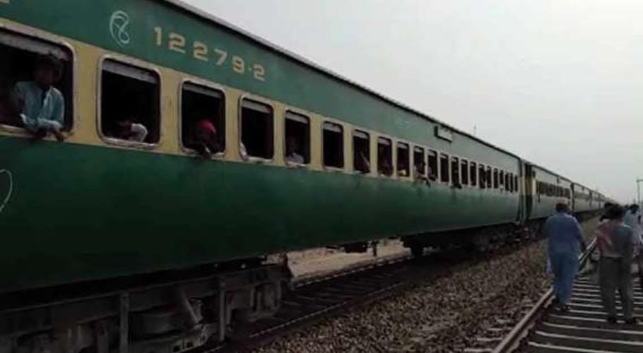 ملک بھر میں ٹرینوں کی آمدورفت معطلی کے بعد راتوں رات بحال، عوام خوشی سے نہال