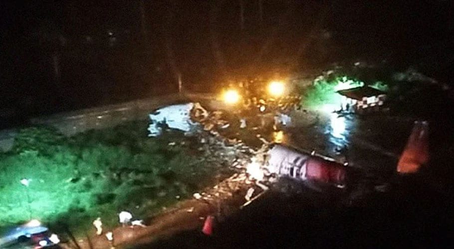 بھارت، طیارے کی کریش لینڈنگ،پائلٹوں سمیت20 افرادہلاک
