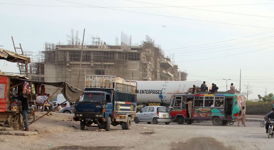 کراچی میں ہیوی ٹریفک عوام کو کچلنے میں مصروف، کورنگی میں خونی شاہراہ بن گئی