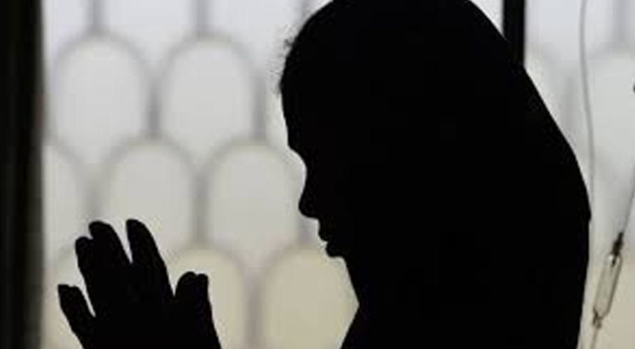 راولپنڈی میں سب انسپکٹر کی بدعنوانی کے خلاف خاتون سی پی او آفس پہنچ گئی