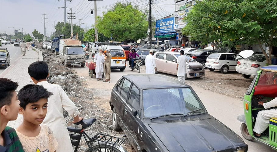 راولپنڈی میں غیر قانونی پارکنگ اور کھدائی کے باعث شہریوں کی آمدورفت محال ہو گئی