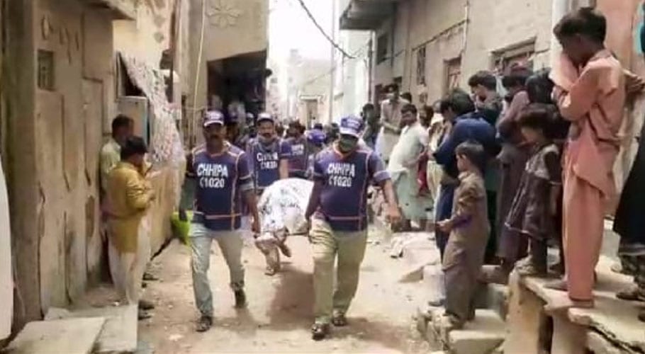 Thousands looted in Karachi, hundreds killed