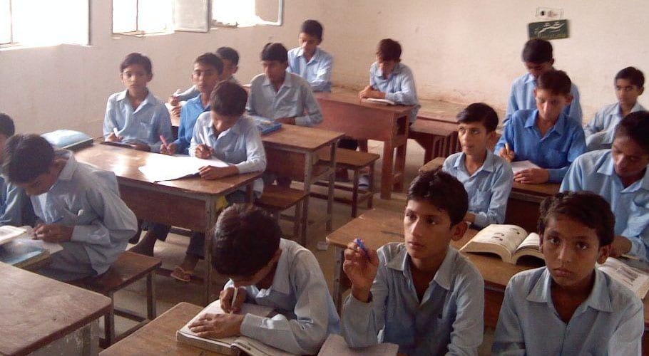 چھٹیاں ختم، پاکستان کے 3 صوبوں میں چھٹی سے آٹھویں جماعت تک تعلیم آج سے شروع