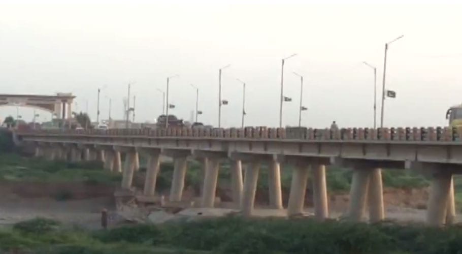 کراچی میں بارش کے باعث حب ندی میں پلرز کی دیواریں گر گئیں، پل گرنے کا خدشہ