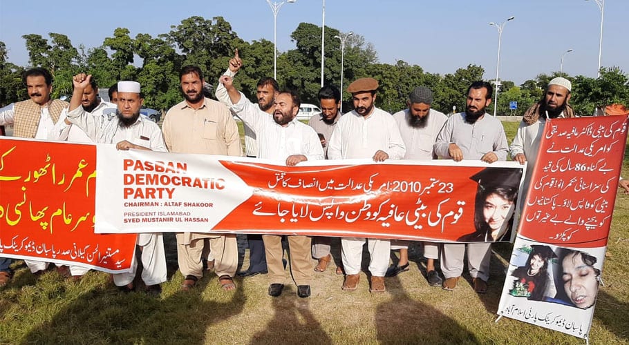 پاسبان ڈیموکریٹک کے عہدے دار سید مستنیر گیلانی کا کہنا تھا کہ گذشتہ اور موجودہ حکومت نے وعدہ کیا تھا کہ ہم عافیہ صدیقی کو امریکی جیل سے رہائی دلائیں گے،لیکن گزشتہ حکومتوں کی طرح پی ٹی آئی کی حکومت بھی اپنا وعدہ وفا نہ کر سکی۔